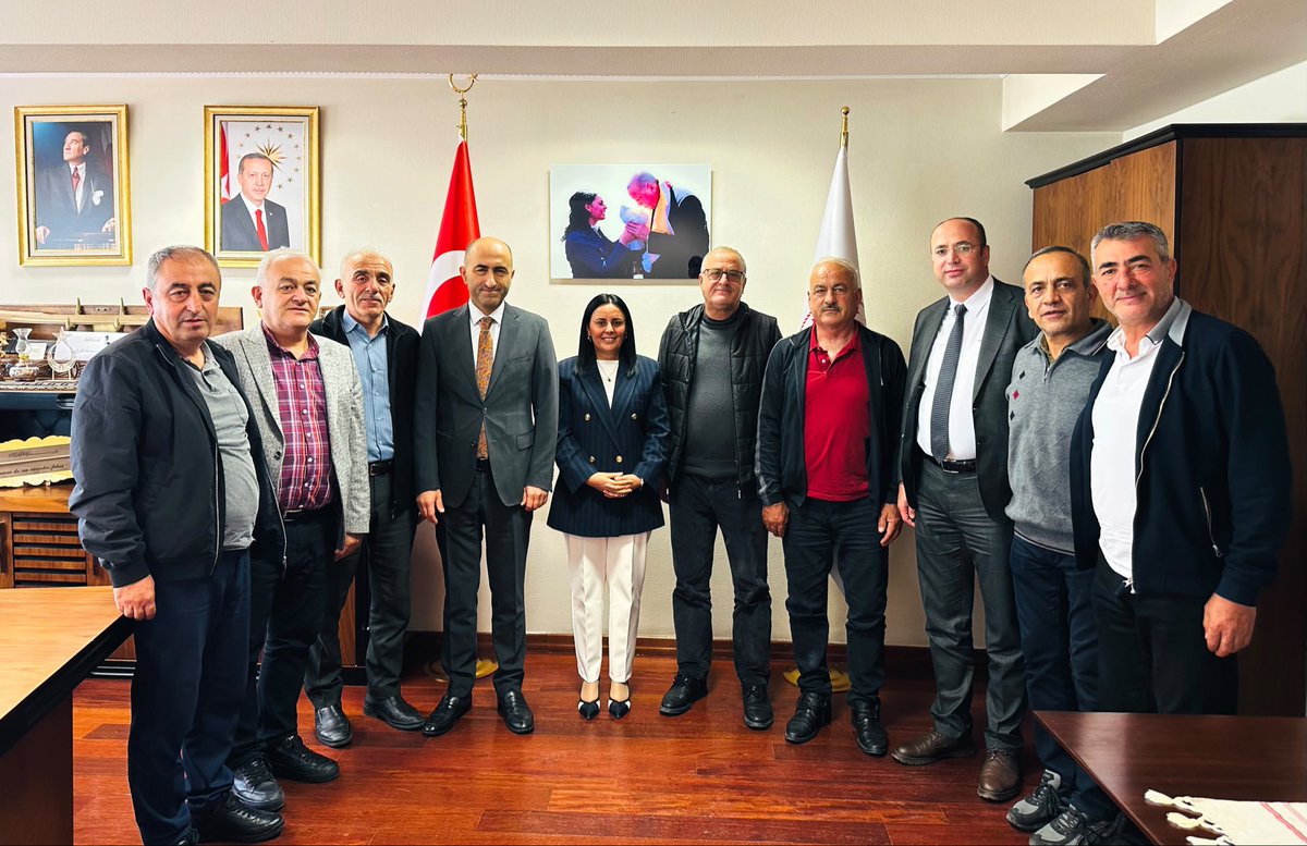 hatice_atan73's tweet photo. 📌 Sivil Toplumla İlişkiler Genel Müdürlüğü Proje Destek Daire Başkanı Mehmet Fatih GÜNAY

📌 Bitlis’ in Adilcevaz ilçesinden, üçüncü kuşak geleneksel baston ustası ve Yukarı Deniz Derneği Başkanı Cumali Birol ile kıymetli yönetim kurulu üyeleriyle bir araya geldik.

Üçüncü kuşak olarak Bitlis’in geleneksel baston yapımını yaşatan, 2024 yılında da Sayın Cumhurbaşkanımızın katıldığı törende “Yaşayan İnsan Hazinesi” olarak ilan edilen kıymetli ustamız Cumali Birol’ u canı gönülden tebrik ediyorum.

El emeği göz nuru çalışmalarına hayran kalmamak elde değil. 

Ülkemizin ve Bitlis’imizin tanıtımına yaptığı katkılar için ustamıza teşekkür ediyor, hayal ettiği gibi mesleği dördüncü kuşağa aktarmasını can-ı gönülden diliyorum.

@BirolCumali
