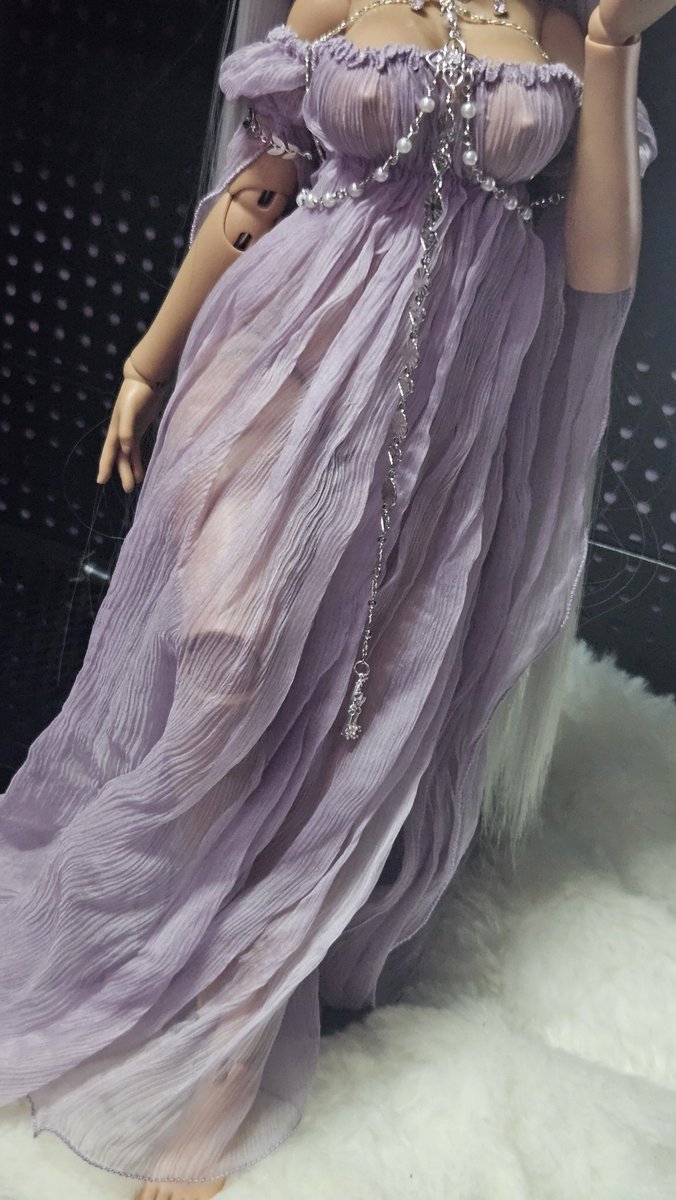 mobrinono's tweet photo. obsessed with this dress or gown idk cuz you can still vaguely see her shape https://t.co/0uSdFRzmu1