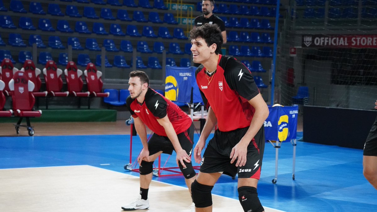VolleyLube's tweet photo. 🏐❤️ Lube al completo con l'arrivo dei nazionali azzurri 🇮🇹
🎙️ Mattia Bottolo: "Voglio ripartire raddoppiando le forze. Vedo un gruppo che ha voglia di vincere con questa maglia!"
#esserelube #cucinelube #creokitchens
https://t.co/v3FYTnlx1O https://t.co/ZqzH1Jg0x0