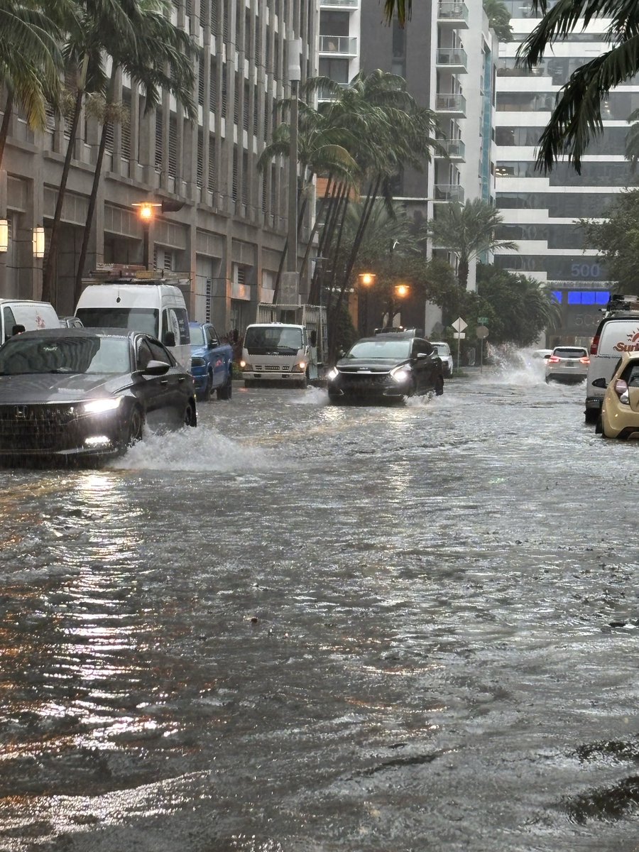 aaron0505's tweet photo. Warzone out here in Fort Lauderdale. https://t.co/ZngoC5aRqw
