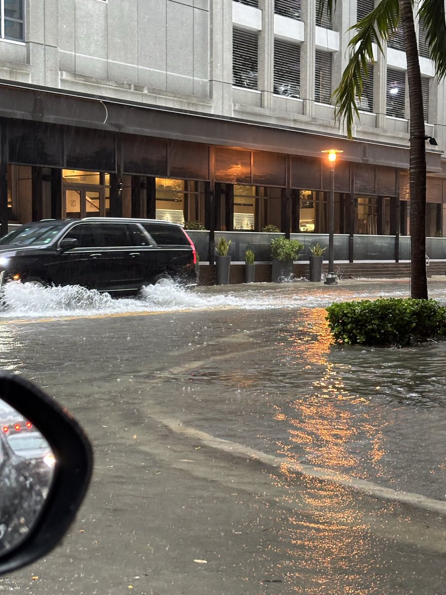 aaron0505's tweet photo. Warzone out here in Fort Lauderdale. https://t.co/ZngoC5aRqw