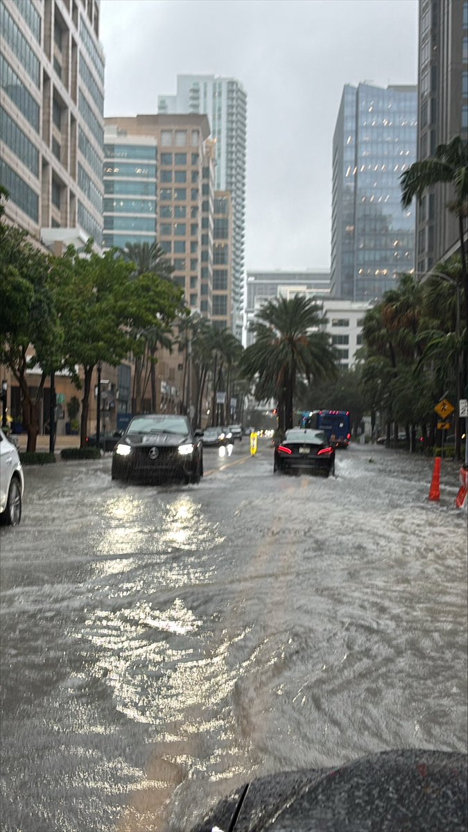 aaron0505's tweet photo. Warzone out here in Fort Lauderdale. https://t.co/ZngoC5aRqw