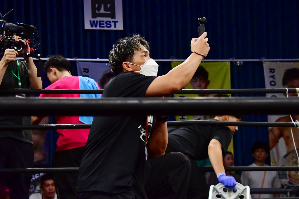 Executioner893's tweet photo. 今大会も最前線で大活躍の眞暢広報部長!KROSSxOVERは今年12月まで毎月興行を開催!次回KROSS×OVER.37 & KROSS×OVER-CAGE.10 10/11 (日曜) 大田区産業プラザPIO大会がとても楽しみです。出場選手&スタッフの皆さん、この度も本当にありがとうございました🙇♂️📷!
#KROSSOVER https://t.co/NmWCjrPQg9
