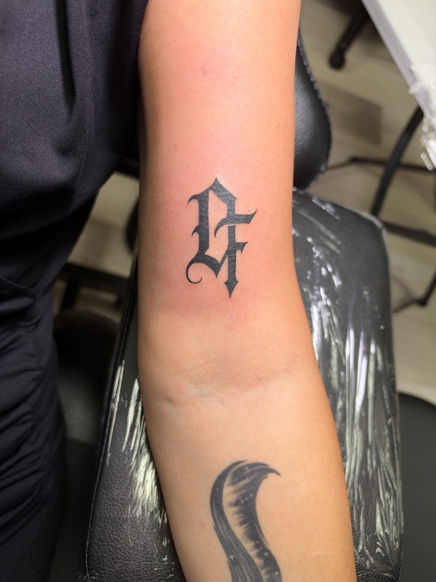 underflowR's tweet photo. Doggos got their own tattoo 🥹 https://t.co/50x8Zlt327