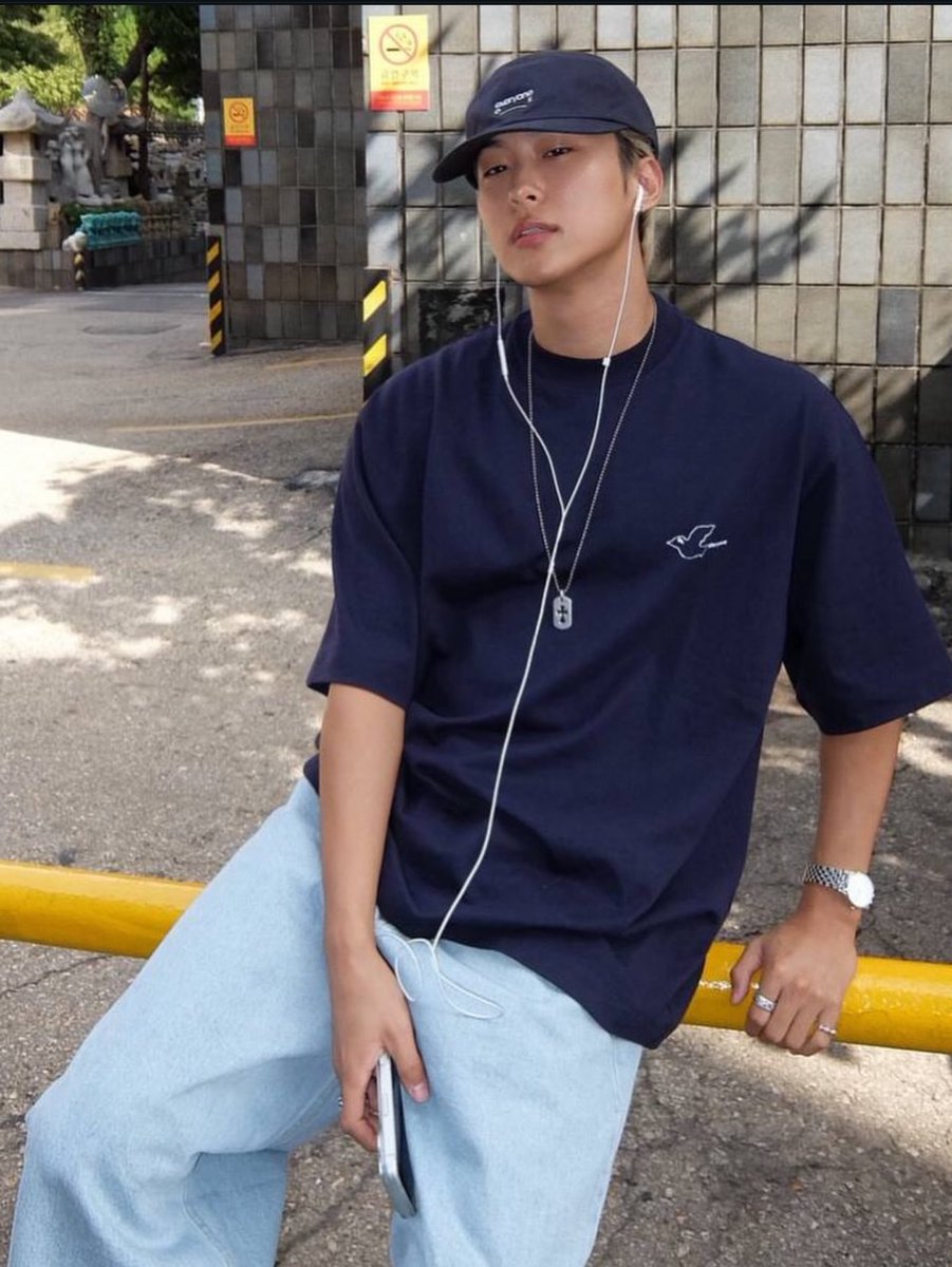 njztwt's tweet photo. Why is newjeans’ old team so hot https://t.co/IuZo9c7T1s