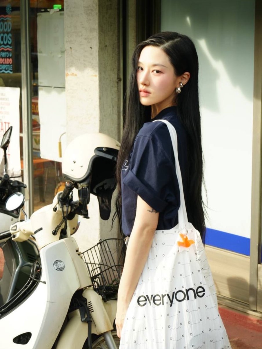 njztwt's tweet photo. Why is newjeans’ old team so hot https://t.co/IuZo9c7T1s