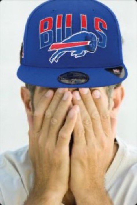 BostonCream's tweet photo. how bills fans cry    vs    how pats fans cry https://t.co/MtmlwIkLrM