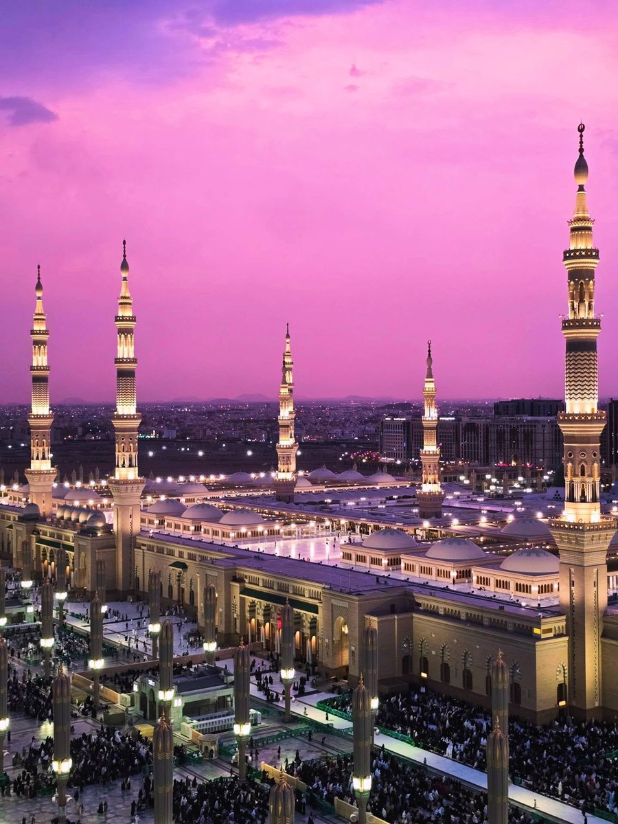 SaudiNewsFR's tweet photo. 🇸🇦 Vue I.M.P.R.E.S.S.I.O.N.N.A.N.T.E et M.A.G.N.I.F.I.Q.U.E du ciel au-dessus de la mosquée Prophétique d'Al #Madinah 🕌 au moment du coucher de soleil. https://t.co/EI5sGciZEl