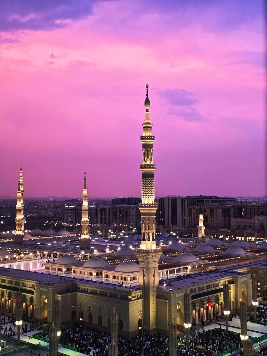 SaudiNewsFR's tweet photo. 🇸🇦 Vue I.M.P.R.E.S.S.I.O.N.N.A.N.T.E et M.A.G.N.I.F.I.Q.U.E du ciel au-dessus de la mosquée Prophétique d'Al #Madinah 🕌 au moment du coucher de soleil. https://t.co/EI5sGciZEl