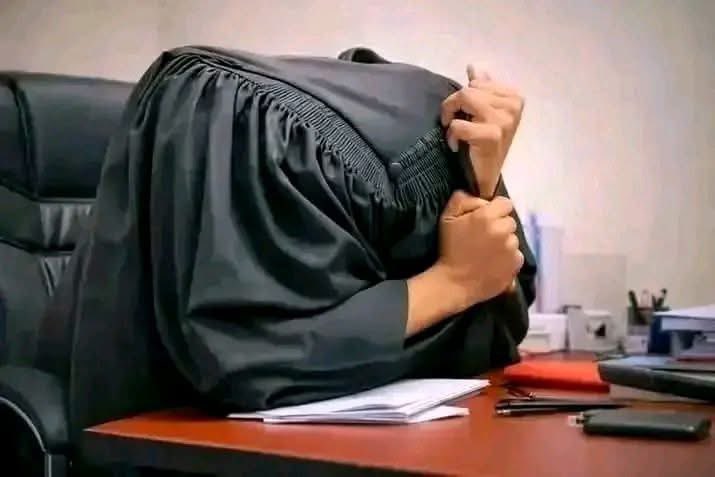 Raesetja123's tweet photo. Sibiya’s lawyer after reading the chats 😭 https://t.co/sSFqOvPVTT
