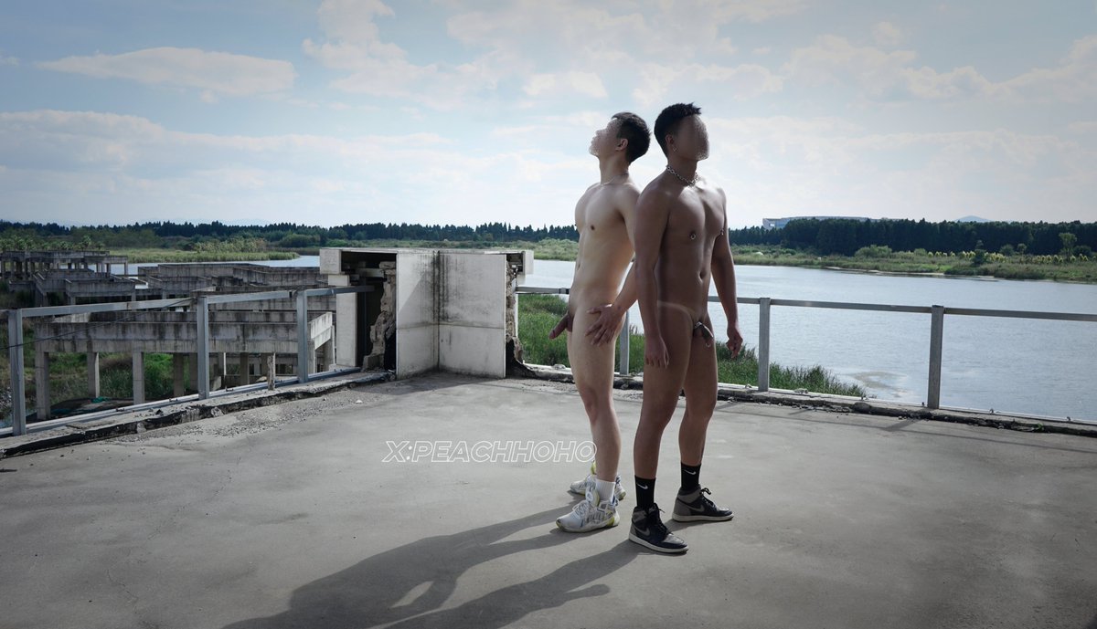 peachhoho's tweet photo. 出镜:@Sammul_En 
          @heipigou1069 
拍摄:@peachhoho 
#男体 #肌肉 #户外 #天体 #野裸 #naturist #nudism 
约拍私信，仅此一个账号无小号 https://t.co/KZvmfB3ZC2