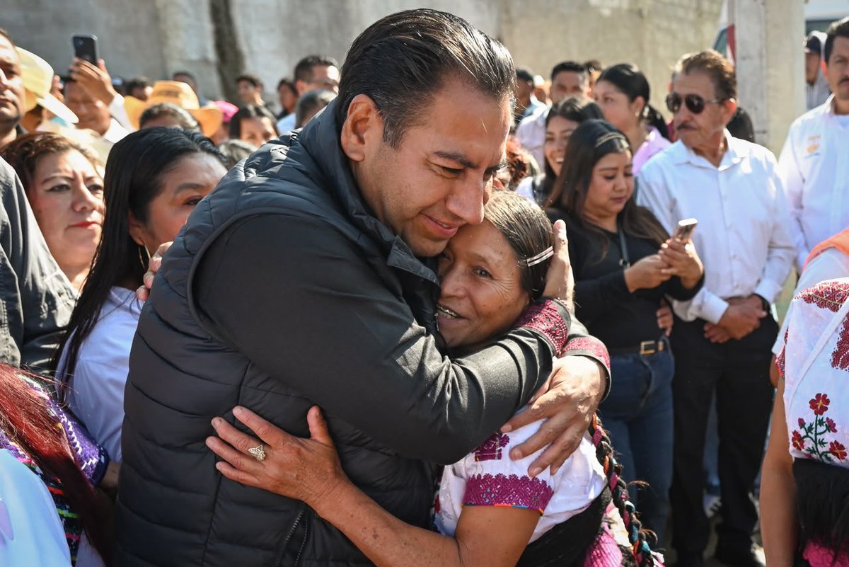 ramirezlalo_'s tweet photo. Desde muy temprano iniciamos nuestra agenda de trabajo en Pueblo Nuevo Solistahuacán, dando el banderazo de inicio a la construcción de la pavimentación mixta del camino: E.C. Pueblo Nuevo-(Estoraque - Sacramento-El Tránsito 2- Shashalpa-Julián Grajales-Carrizal- San José Mujular).

Con una inversión superior a los 12 millones de pesos, esta obra de caminos representa justicia social para nuestros pueblos, porque más allá de la infraestructura, unimos localidades, impulsamos la educación y el acceso a los servicios de salud, fortalecemos la economía y, con ello, traemos prosperidad para las familias.

Además, estamos invirtiendo más de 14 millones de pesos para fortalecer la infraestructura educativa de diferentes escuelas del municipio. Tenemos obras educativas en todos los municipios del estado y, aquí, en el Cobach Plantel 47, inauguramos aulas para dotar a las y los estudiantes de espacios dignos y de calidad. Gracias a nuestra presidenta de México, Claudia Sheinbaum Pardo, hoy las niñas, niños y jóvenes cuentan con una beca para continuar con sus estudios.