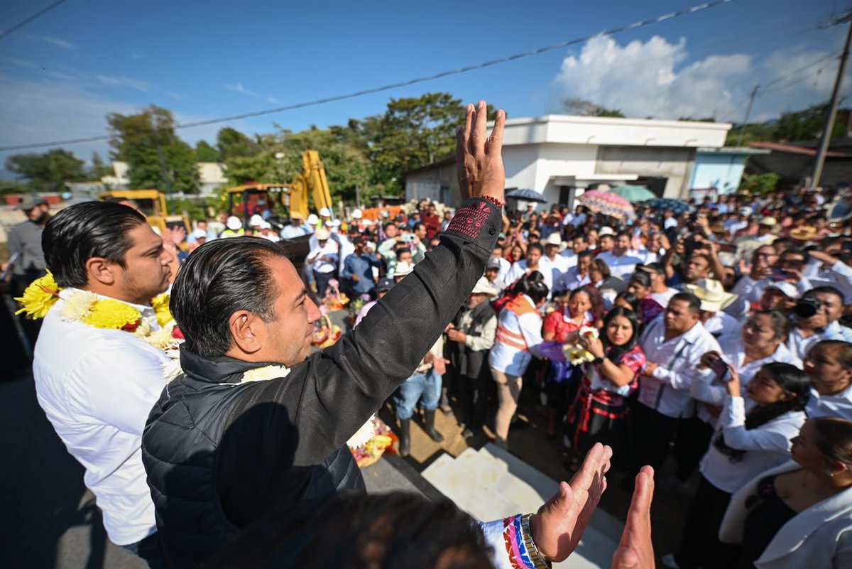 ramirezlalo_'s tweet photo. Desde muy temprano iniciamos nuestra agenda de trabajo en Pueblo Nuevo Solistahuacán, dando el banderazo de inicio a la construcción de la pavimentación mixta del camino: E.C. Pueblo Nuevo-(Estoraque - Sacramento-El Tránsito 2- Shashalpa-Julián Grajales-Carrizal- San José Mujular).

Con una inversión superior a los 12 millones de pesos, esta obra de caminos representa justicia social para nuestros pueblos, porque más allá de la infraestructura, unimos localidades, impulsamos la educación y el acceso a los servicios de salud, fortalecemos la economía y, con ello, traemos prosperidad para las familias.

Además, estamos invirtiendo más de 14 millones de pesos para fortalecer la infraestructura educativa de diferentes escuelas del municipio. Tenemos obras educativas en todos los municipios del estado y, aquí, en el Cobach Plantel 47, inauguramos aulas para dotar a las y los estudiantes de espacios dignos y de calidad. Gracias a nuestra presidenta de México, Claudia Sheinbaum Pardo, hoy las niñas, niños y jóvenes cuentan con una beca para continuar con sus estudios.
