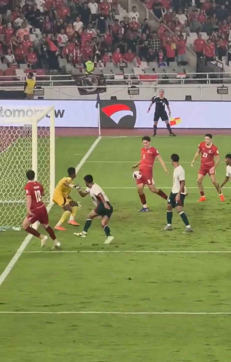 hendrii10's tweet photo. @afcasiancup Heading kepala bawah 😂 https://t.co/e7S0xNONc7