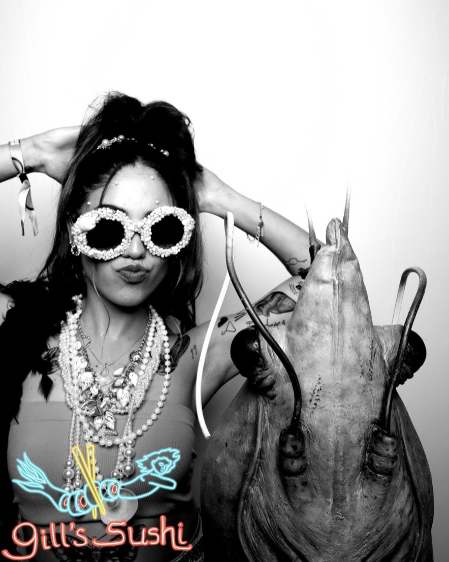 nattyoliviaa's tweet photo. MY DEAR FRIEND @VividSeats
harryween 2022 - i dressed up as harry himself from the music for a sushi restaurant music video!!! ๐ฃ๐ฆ๐บ
i would love to get the chance to be the statue of liberty this year to celebrate his 30 nights at MSG! ๐๐ฝ๐
#vividharryween https://t.co/1PbJqMM2sp
