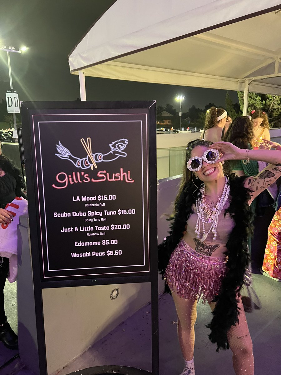 nattyoliviaa's tweet photo. MY DEAR FRIEND @VividSeats
harryween 2022 - i dressed up as harry himself from the music for a sushi restaurant music video!!! ๐ฃ๐ฆ๐บ
i would love to get the chance to be the statue of liberty this year to celebrate his 30 nights at MSG! ๐๐ฝ๐
#vividharryween https://t.co/1PbJqMM2sp