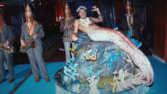 nattyoliviaa's tweet photo. MY DEAR FRIEND @VividSeats
harryween 2022 - i dressed up as harry himself from the music for a sushi restaurant music video!!! ๐ฃ๐ฆ๐บ
i would love to get the chance to be the statue of liberty this year to celebrate his 30 nights at MSG! ๐๐ฝ๐
#vividharryween https://t.co/1PbJqMM2sp