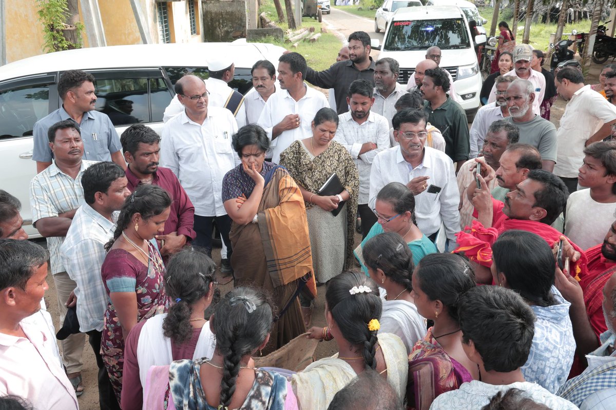 collector_akp's tweet photo. రోలుగుంట మండలం దిబ్బలాపాలెం గ్రామంలో సేంద్రీయ ఎరువుల తయారీ విధానాన్ని జిల్లా కలెక్టర్ విజయ కృష్ణన్ పరిశీలించారు. రైతులు సేంద్రీయ ఎరువులను వినియోగించి భూసారాన్ని కాపాడుతూ స్థిరమైన వ్యవసాయాన్ని ప్రోత్సహించాలని సూచించారు.

#VijayKrishnan #Anakapalli #Rolugunta #OrganicFarming https://t.co/HDsoGtAFBD