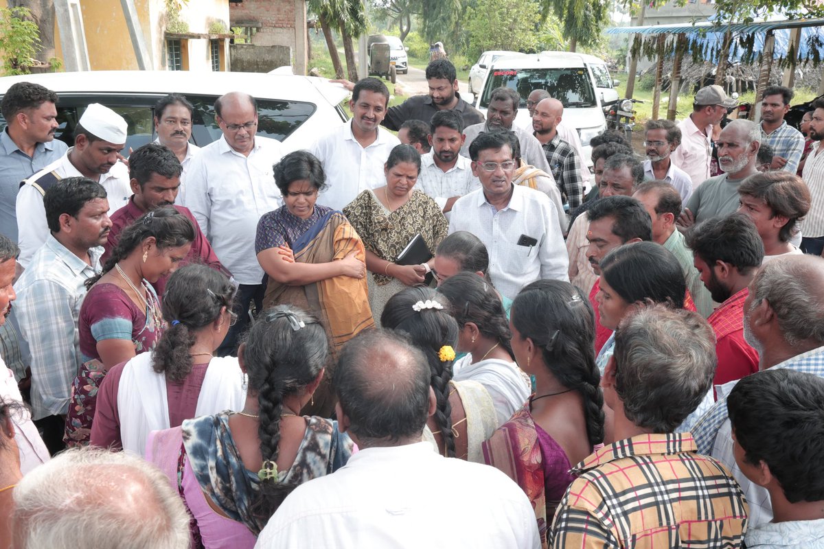 collector_akp's tweet photo. రోలుగుంట మండలం దిబ్బలాపాలెం గ్రామంలో సేంద్రీయ ఎరువుల తయారీ విధానాన్ని జిల్లా కలెక్టర్ విజయ కృష్ణన్ పరిశీలించారు. రైతులు సేంద్రీయ ఎరువులను వినియోగించి భూసారాన్ని కాపాడుతూ స్థిరమైన వ్యవసాయాన్ని ప్రోత్సహించాలని సూచించారు.

#VijayKrishnan #Anakapalli #Rolugunta #OrganicFarming https://t.co/HDsoGtAFBD
