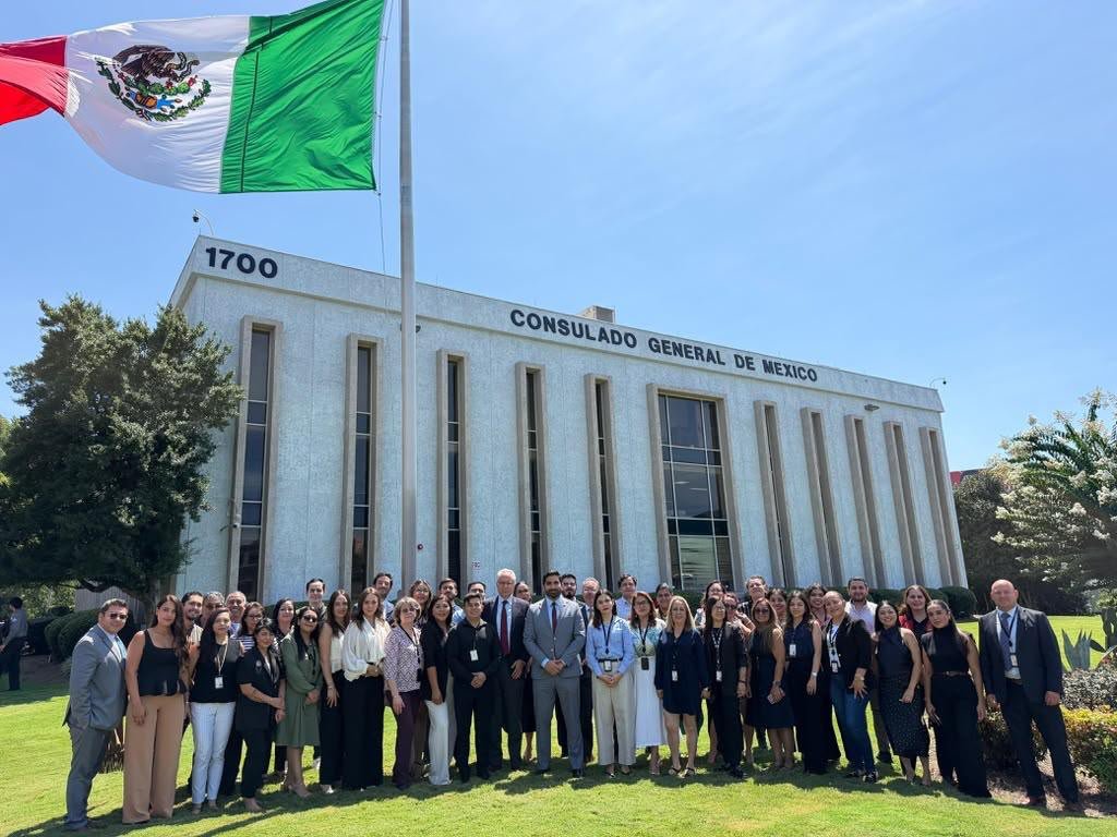 robertolazzeri's tweet photo. A cien días al frente de la @EmbamexEUA, reitero lo que planteé desde mi comparecencia ante el Congreso de la Unión: la relación entre México y Estados Unidos nunca está terminada. Es un trabajo constante, de todos los días, por su profundidad humana, económica e histórica.

Por instrucciones de la Presidenta @Claudiashein, la defensa de nuestra comunidad ha sido la prioridad. Visité los centros de detención de Prairieland y Montgomery, en Texas, así como Caroline Detention Facility, en Virginia, y escuché de primera mano a quienes están ahí: mujeres y hombres trabajadores que, en su mayoría, cruzaron sin documentos buscando una vida mejor para sus familias. Esa es, para mí, la tragedia más grande: familias separadas y futuros interrumpidos. En este contexto, sostuvimos también diálogo directo con autoridades de ICE a nivel federal, en Dallas, Houston y Atlanta para fortalecer la protección consular y el trato digno a nuestras y nuestros connacionales.

Parte de nuestra tarea es acompañar a quienes regresan. En México los queremos y los esperamos, y por eso existe México te Abraza, para que cada retorno sea un nuevo comienzo y no un punto final.

Al mismo tiempo, cumplimos los objetivos de nuestro plan de trabajo: reuniones con la Casa Blanca, con 15 agencias federales, 21 legisladores, 24 centros de pensamiento, y visitas a 5 estados. Impulsamos la inversión con el Plan México y alcanzamos avances concretos en seguridad, migración y prosperidad compartida.

Nada de esto sería posible sin las instituciones que sostienen la relación todos los días. Agradezco a @The_Dialogue, @AtlanticCouncil, @ASCOA, Mexico Institute, @CSIS y @USMexicoFound ; a @USChamber y @BizRoundtable; y al sector privado mexicano: @cceoficialmx, el Consejo Mexicano de Negocios, @AmChamMexico, @ComceOficial, @AsocBancosMX y @emglobales.

Con rigor técnico, pragmatismo y pleno respeto a nuestra soberanía y a las leyes de ambos países, seguiremos construyendo acuerdos en beneficio de nuestra gente en ambos lados de la frontera.