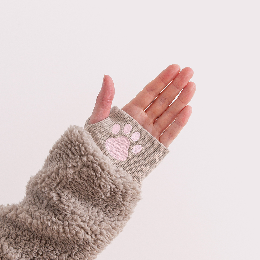 ThePusheenShop's tweet photo. Your favorite hoodie is back with toe beans! 🐾 Shop the new toe beans character hoodie! https://t.co/mwkcJiEu04 https://t.co/1ecX7tCPsA