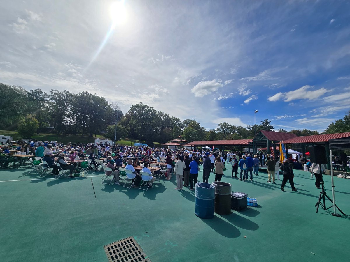 RWJUH's tweet photo. Last week, our Advanced Comprehensive Stroke Center team provided community based stroke education and resources to 400 seniors at the Senior Health & Fitness Walk at Roosevelt Park. We're proud to help raise awareness about stroke prevention and recognition.
#StrokeAwareness https://t.co/R1pP0pVDeN