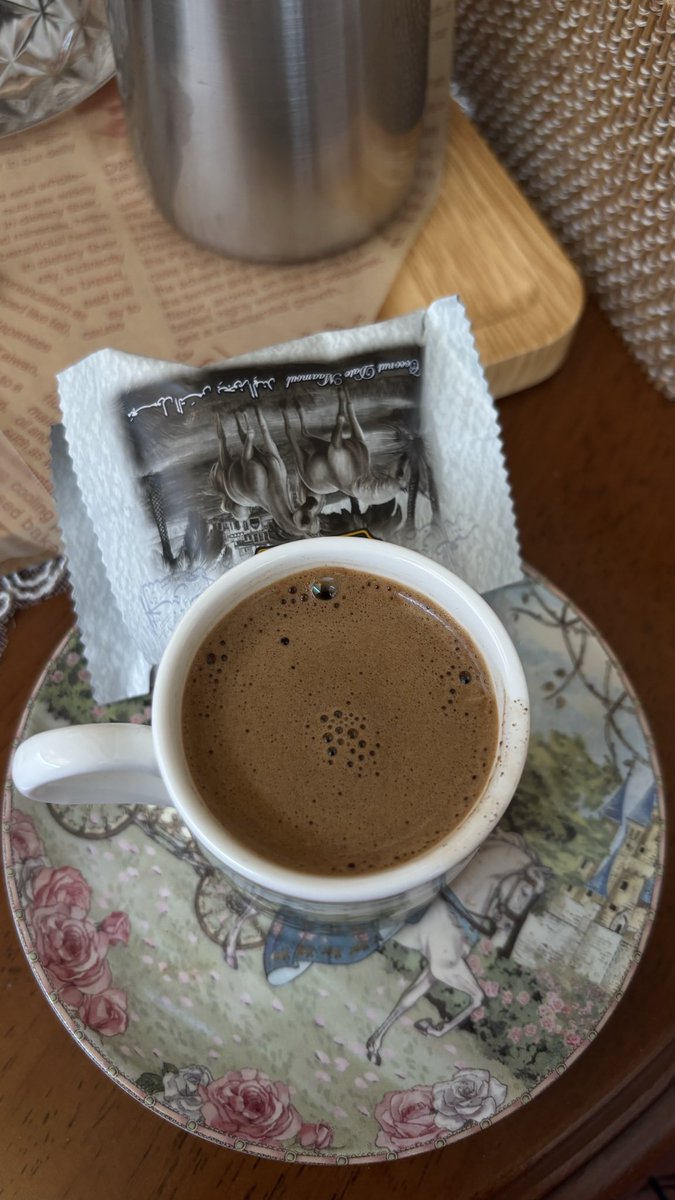 movly218's tweet photo. .

.

وفي #القهـوة ..
وطـن أدمنـتُ  اللجوء إليـه!!
#القهـوة رفيقـة الأوقـات والأماكـن..☕️🧋

#اليوم_العالمي_للقهوة https://t.co/2MBJYwkJUD