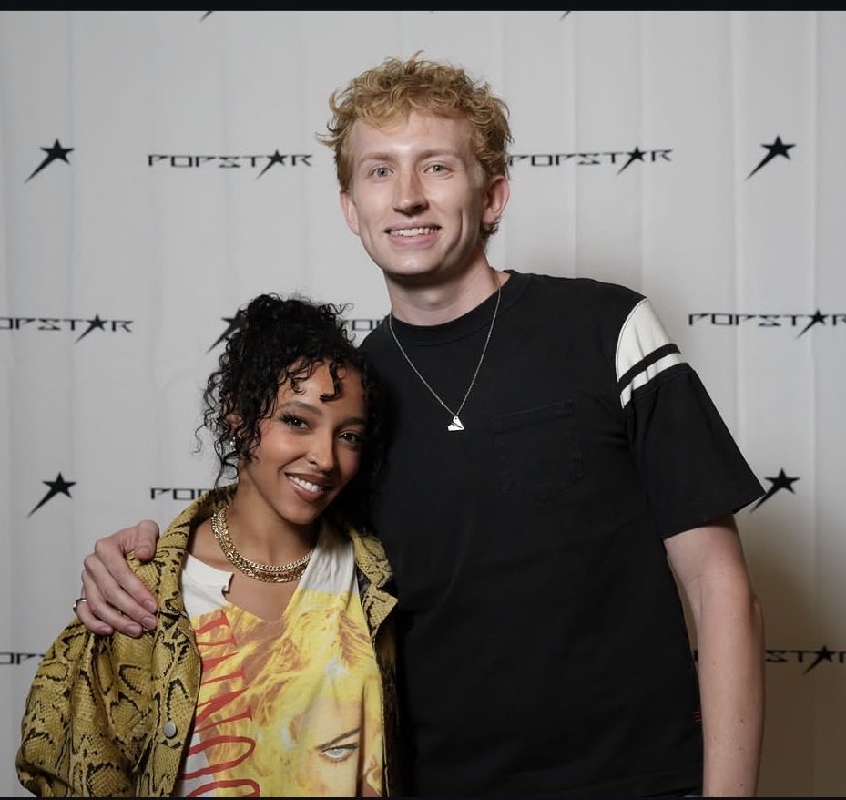 SiteMadonnaBR's tweet photo. Divulgando seu mais recente álbum lançado, Popstar, Tinashe promoveu um meet &amp; greet com fãs usando uma camisa da turnê “Blond Ambition” 💜 https://t.co/I952lUpLUY