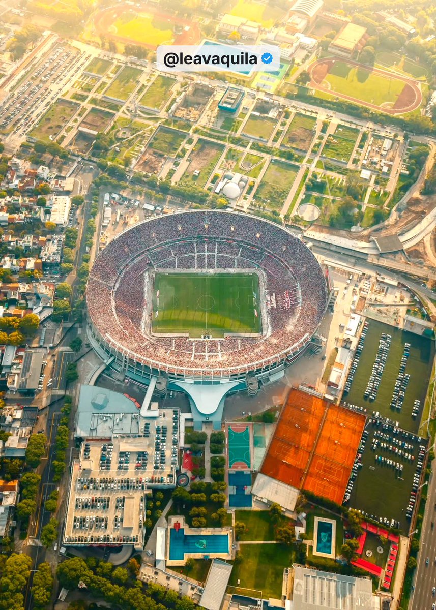 LeaVaquila's tweet photo. EL MEJOR CLUB DE LA HISTORIA 🐔

Aunque les duela a propios y ajenos.

Club Atlético River Plate ⚪️🔴⚪️ https://t.co/SzN4Qdet24