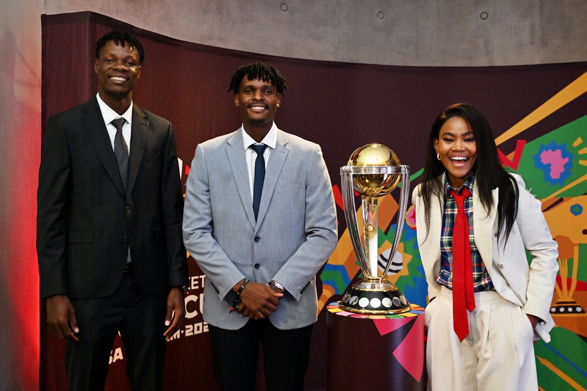 ICC's tweet photo. 𝐙𝐢𝐦𝐛𝐚𝐛𝐰𝐞'𝐬 𝐩𝐚𝐜𝐞 𝐬𝐭𝐚𝐫𝐬 𝐚𝐫𝐞 𝐢𝐧 𝐭𝐡𝐞 𝐡𝐨𝐮𝐬𝐞! 🔥

Blessing Muzarabani and Richard Ngarava arrive for the #CWC27 fixtures reveal. Find out how to watch LIVE 📺 https://t.co/Eod5GoN7zW https://t.co/AES1L8hnfY