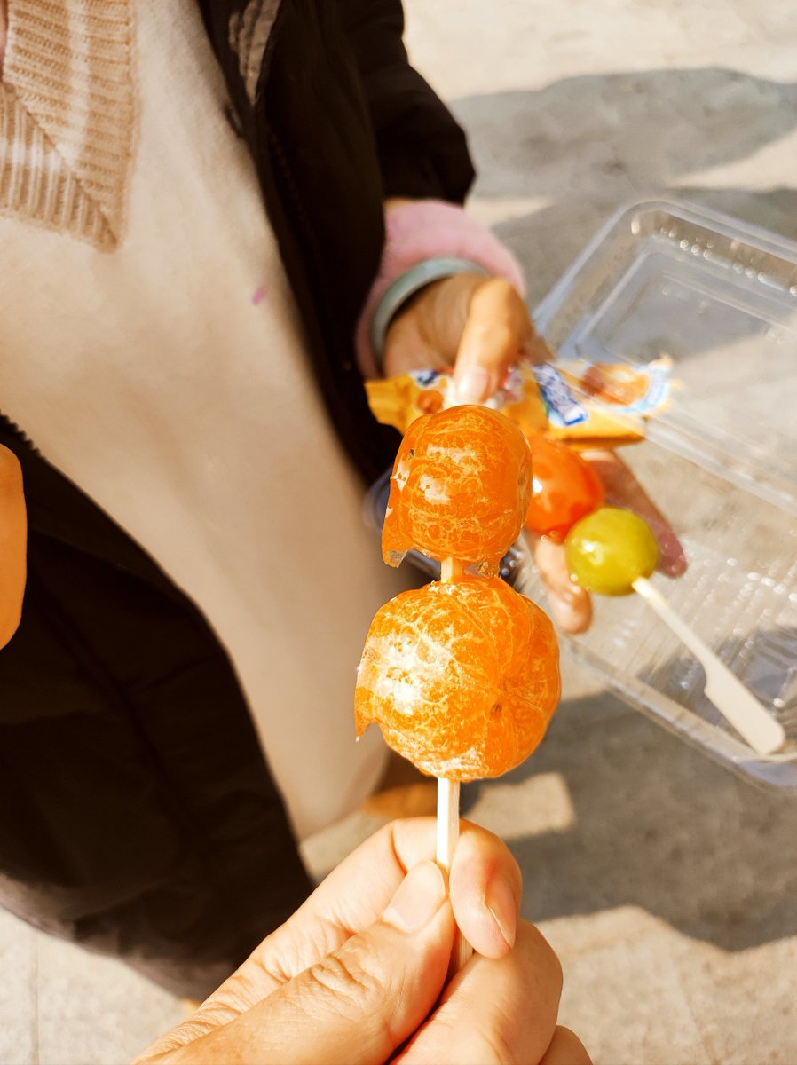 ChereGvdo's tweet photo. Compré su comida favorita de manzana caramelizada después del trabajo. Ahora tenemos que compartirla （西班牙语推文翻译：下班后买了她最爱的焦糖苹果，现在得一起分享啦）， https://t.co/HSF2mypBEt