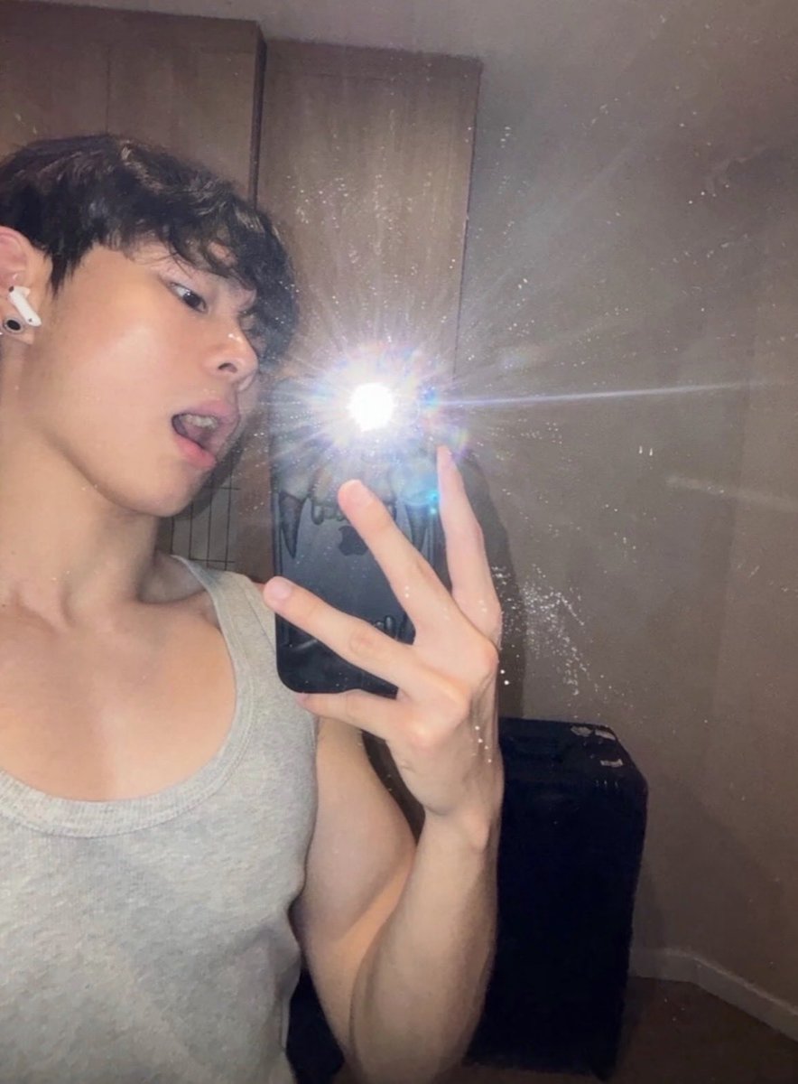 sinhong0122's tweet photo. 👅 https://t.co/QTDISm7tru
