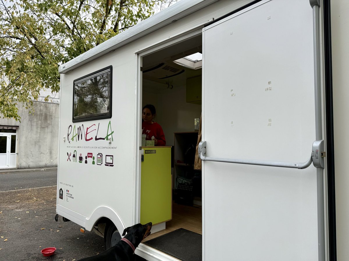 lebimsa's tweet photo. [En direct des territoires]
Dans le territoire du Grand Libournais, le bus PAMELA, de l’association Le Lien, va à la rencontre des personnes en situation de précarité. 
Chaque semaine, 12 mois sur 12, Élise, Cécile ou Assya accueillent 
« Garder du lien, c’est le plus important » https://t.co/aJkX9C4z7u