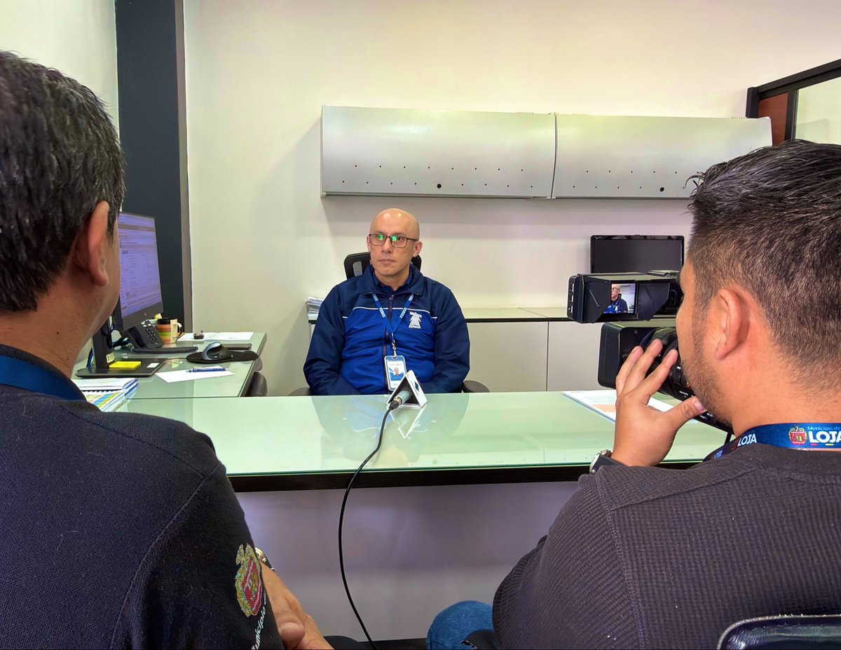 eerssaoficial's tweet photo. #EERSSAInforma✅

🎙️En entrevista con Canal Sur - Loja, el Ing. Iván Álvarez, funcionario de la EERSSA, informó sobre las acciones que impulsa la Empresa para promover el uso eficiente y responsable de la energía a la ciudadanía.

#EficienciaEnergética https://t.co/8TQpNSPgBx