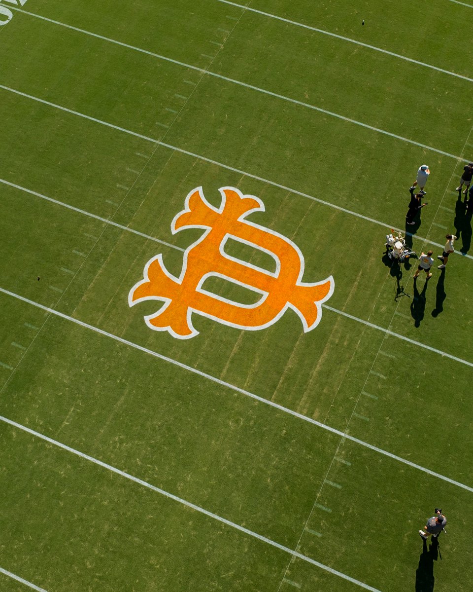 Vol_Football's tweet photo. Honoring the General in his house. https://t.co/QcQTl4CylN
