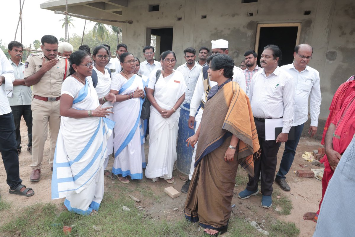 collector_akp's tweet photo. రోలుగుంట మండలం దిబ్బలాపాలెం గ్రామంలో నిర్మాణంలో ఉన్న మంచినీటి ట్యాంక్, అంగన్వాడీ భవనం, PHC భవనాలను జిల్లా కలెక్టర్ విజయ కృష్ణన్ పరిశీలించారు. నాణ్యతతో పనులు గడువులోగా పూర్తి చేయాలని అధికారులను ఆదేశించారు. #VijayKrishnan #Anakapalli #Rolugunta #Development #DistrictAdministratio https://t.co/SYyAKIOfpP