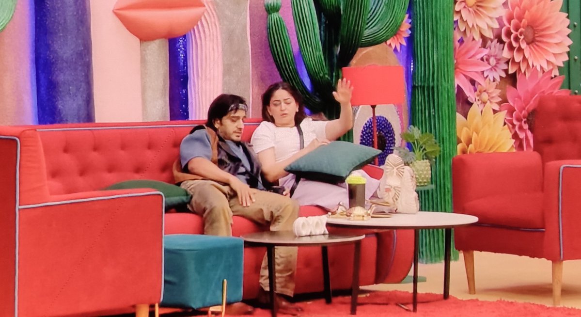 _s_h_r_e_'s tweet photo. M-abhi #uditisingh aman se jakr baat kregi aur koi nhi  mil Raha ise 
Q-#amangandhi iz every where 
Qazi mahi Both are jealous soul 😭 
Real snake 🐍 https://t.co/YnuTYAXT5a