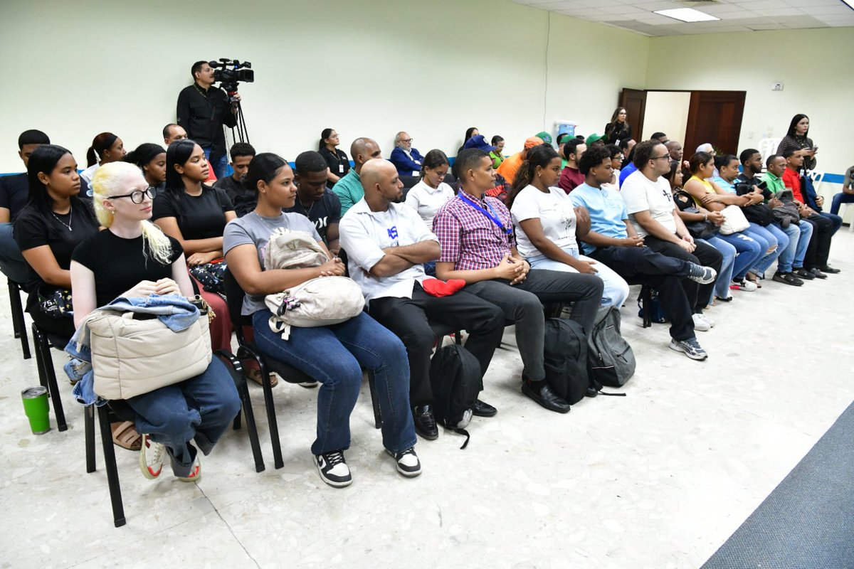 juntacentral's tweet photo. El miembro titular del #PlenoJCE, Samir Chami Isa (@samirchamiisa), llevó a la comunidad universitaria de la UASD-Santiago una mirada detallada sobre la importancia y las nuevas posibilidades que ofrece la #NuevacedulaRD.

Durante la charla “La Nueva Cédula de Identidad y Electoral”, impartida en la Biblioteca Juan Bosch ante estudiantes, docentes y servidores universitarios, explicó que este nuevo documento representa mucho más que una identificación: incorpora tecnología, seguridad y herramientas que fortalecen la identidad de cada ciudadano y ciudadana.