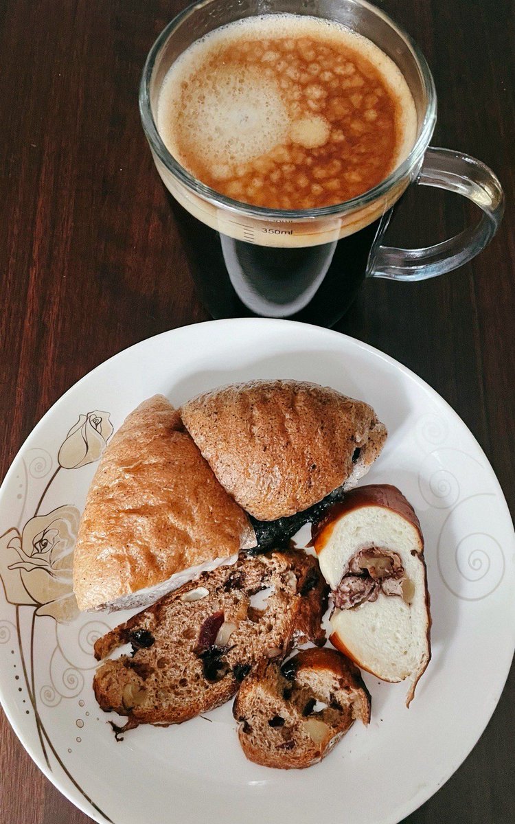 JodieWbmm's tweet photo. Un café con pan recién horneado, el inicio perfecto de la maana. https://t.co/fJugD1igFa
