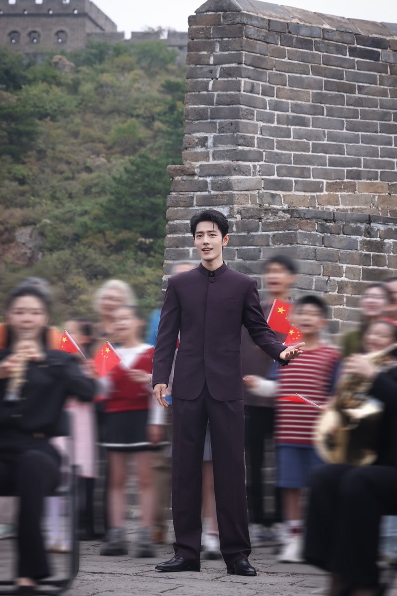 Lu_liebtZ_523's tweet photo. Op at scene: 

“The bg actors kept staring at #XiaoZhan, so he smiled and said「You keep looking at me like that, you're making me shy」The extras tried guessing his height but couldn't get it right, so I said 183.8. He gently corrected me 「Actually, it's 183.6」He was so nice!” https://t.co/PizadK1RUT