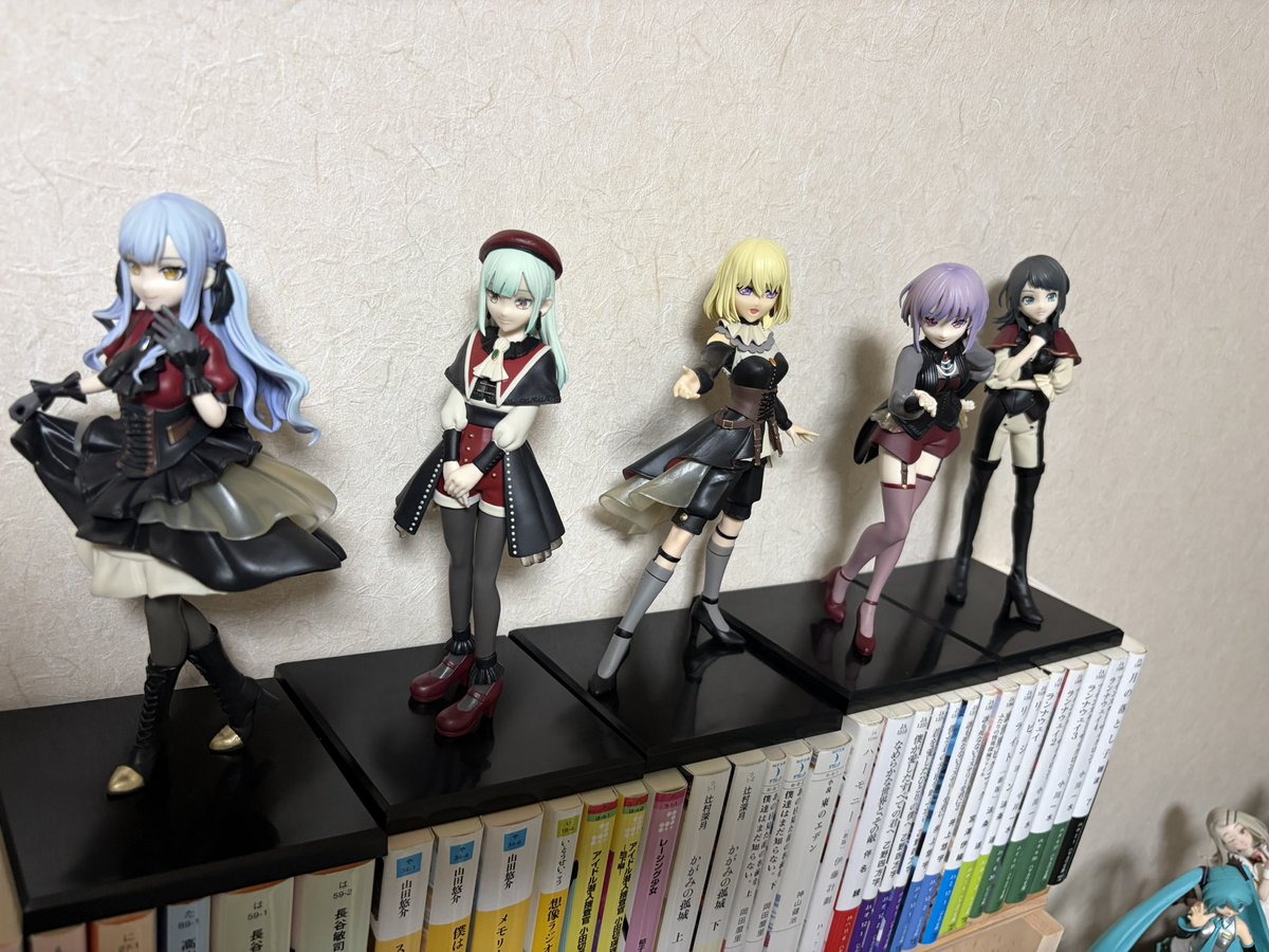 OugiHiro's tweet photo. Ave Mujicaプライズフィギュア中古探し回ってメンバー全員そろった、
ドロリスは開封済みでした、なんか肌黄色く見えるし、なんか人んちのにおいする https://t.co/tvl0NsE3m3