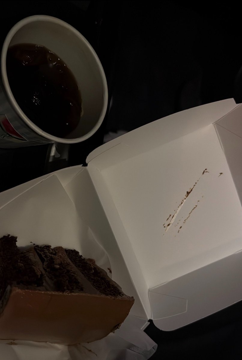 a5vz7's tweet photo. في هوم بزنس اموت على كيكتهم والاونر اعشقها من 2019 وانا معتمدتنها المهم دشت فخاطري اللي ابغيها الحين الحين قلتلها بمرج بعد نص ساعه "اقل شي اطلب قبلها بكم ساعه" بس تخيلو انها ماردتني وعطتني من كيكتها🥺🥺🥺🥺🫶🏻🫶🏻🫶🏻 https://t.co/migwI3tl0o