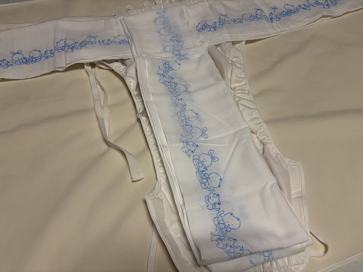 htmreim008's tweet photo. 「排尿＝そのままおむつに」の生活が日常になっていると、尿意を感じたときにはもう漏らし始めていることも多い
時と場所を選ぶことなく、おしっこはおむつを濡らし続ける
日々の暮らしにおむつは外せない https://t.co/O1AR6dWEYs
