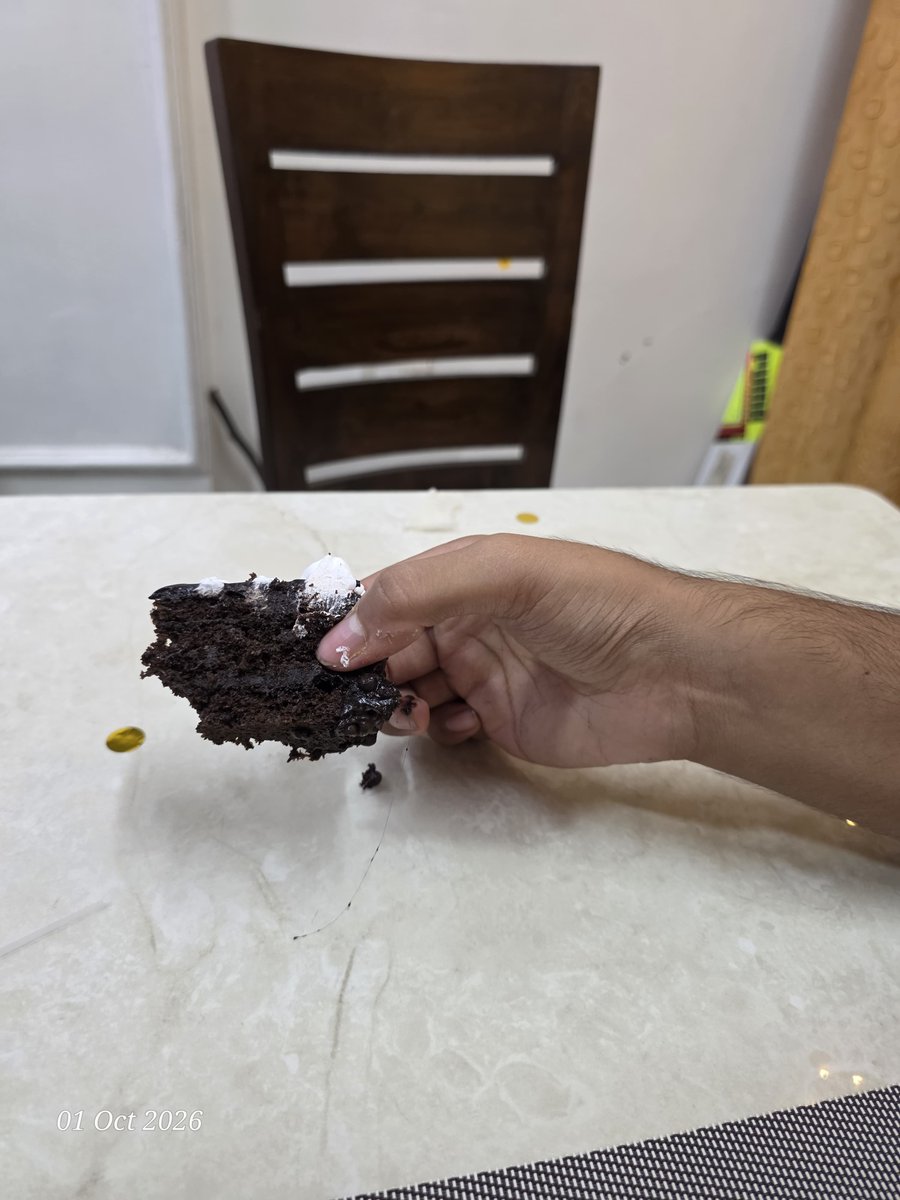 aarushpal123's tweet photo. @SwiggyCares Big hair along with multiple small hairs in a cake order. This is not acceptable. https://t.co/Qo2CXRlzfz