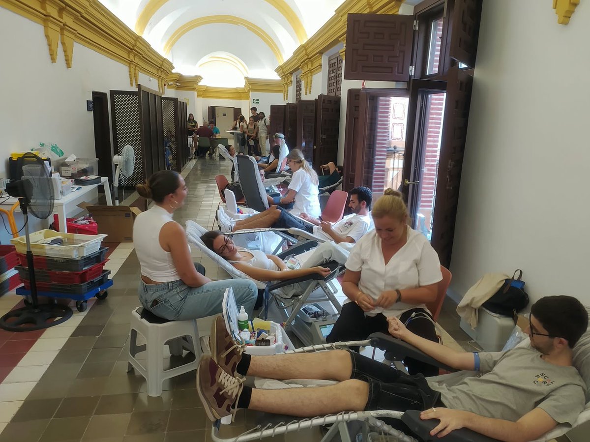 UCAM's tweet photo. 💙¡Continúa la solidaridad de la comunidad UCAM!
Las colas para donar sangre han sido la estampa de todo el día.
🙌Si tú también quieres colaborar, todavía estás a tiempo.
📍Puedes encontrarlos en la primera planta del Monasterio de Los Jerónimos hasta las 20:30.
#UCAM https://t.co/dcvFkYBanp