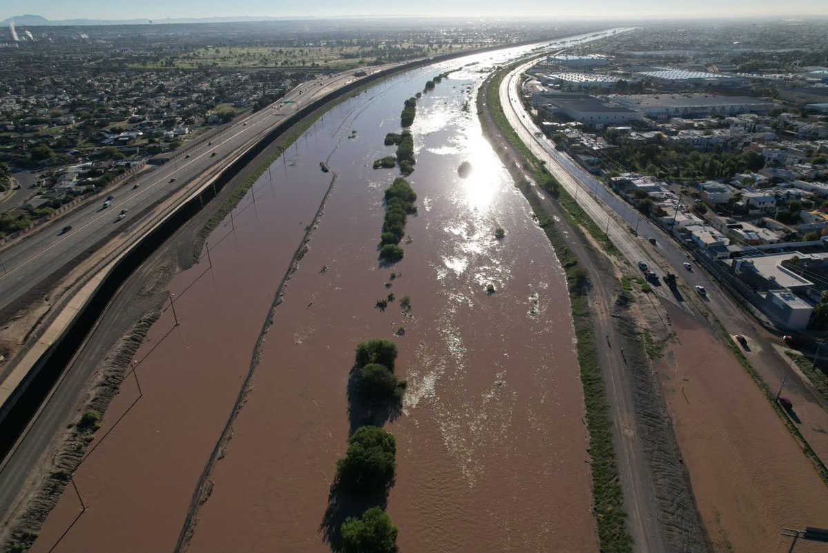 pedropolorey's tweet photo. Histórico lo que pasó en Cd. Juárez con el Río Bravo, afortunadamente no hubo afectaciones graves.

Fotos tomadas de @nortedigital https://t.co/8Yv8P1Fg7m