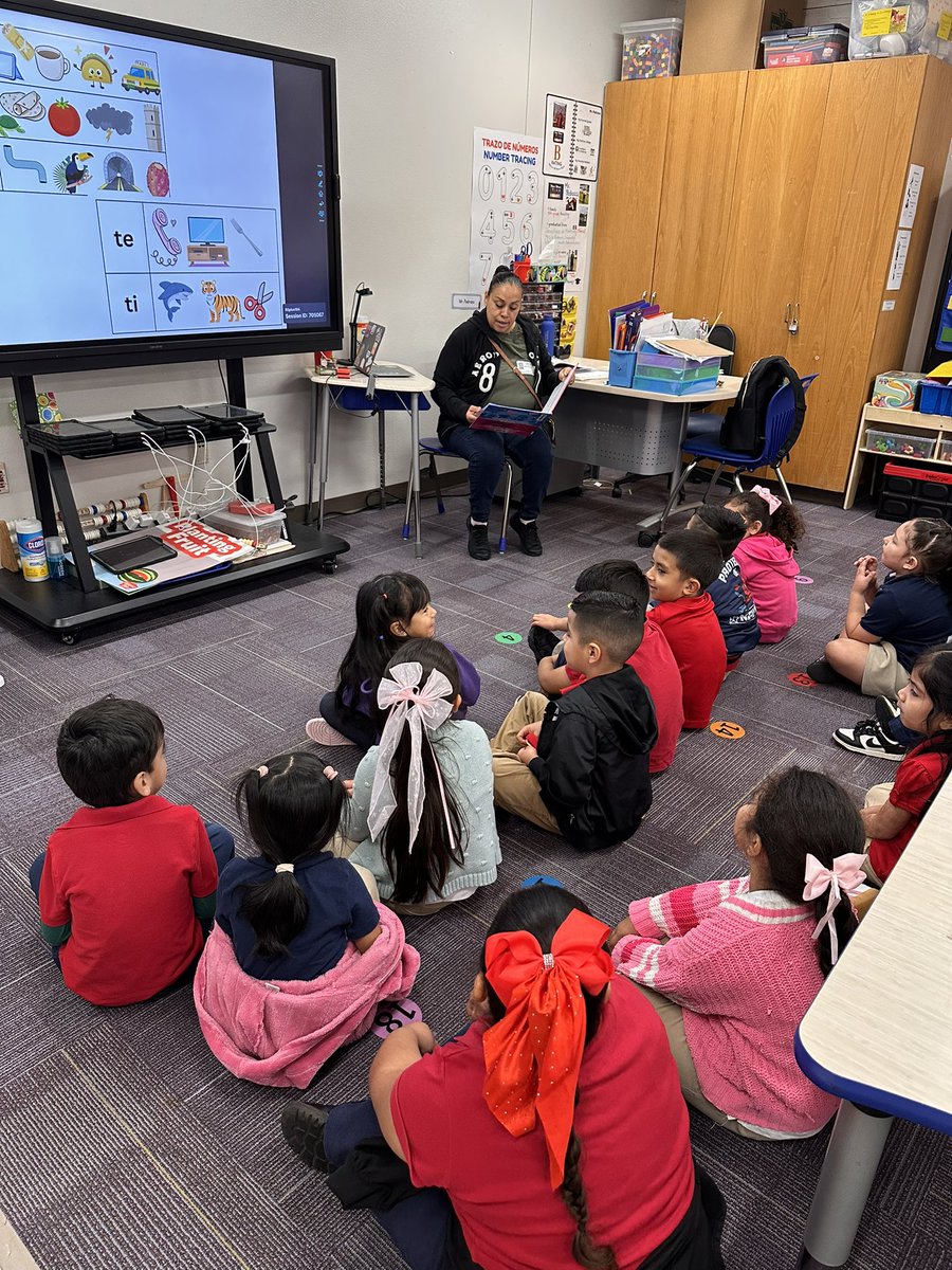 RodCarMaria's tweet photo. Our parent volunteers did an excellent job reading to the @mmsteamacademy students during the @DISDOSI Hispanic Heritage Month Leamos Juntos Read In! 
Way to go! 
@DISD_Libraries @DISDLibDirector @Alethea54580650 https://t.co/yl8eRfovjP