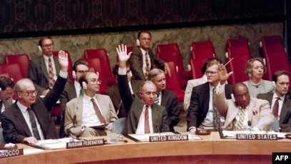 MiloradSavic16's tweet photo. Neko je zaboravio, a verujem da mnogi ne znaju, naročito mlađe generacije. 

Rezolucija 757 (30. maj 1992.)

Ovom rezolucijom uveden je potpuni, rigorozni ekonomski, trgovinski, kulturni i sportski embargo protiv SRJ. Tadašnji ruski ambasador pri UN-u, Julij Voroncov, glasao je „ZA“ uvođenje ovih sankcija, prateći direktno naređenje predsednika Borisa Jeljcina. Rezolucija je usvojena sa 13 glasova za, niko nije bio protiv, dok su Kina i Zimbabve bili uzdrža