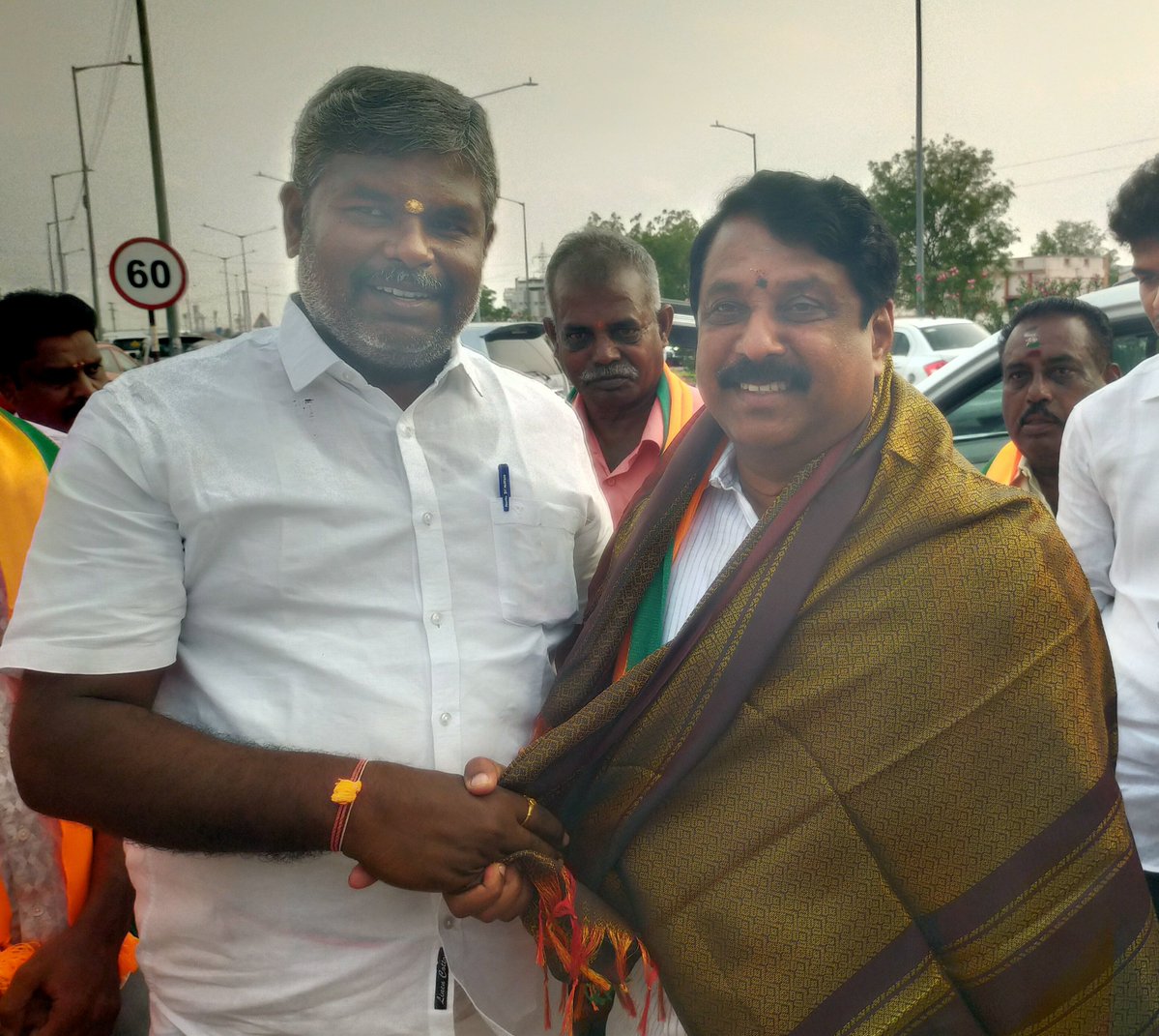 pollachiparthi's tweet photo. இன்று தாராபுரம் சட்டமன்ற இடைத்தேர்தலில் போட்டியிடும் தேசிய ஜனநாயக கூட்டணியின் வெற்றி வேட்பாளர் K. பானுமதி அவர்களுக்கு ஆதரவாக பிரச்சாரம் மேற்கொள்ள வருகை தந்த மாநிலத் தலைவர் நயினார் நாகேந்திரன் ஜி அவர்களை வரவேற்ற மகிழ்ச்சியான தருணம். https://t.co/fuY9Q1xxP7