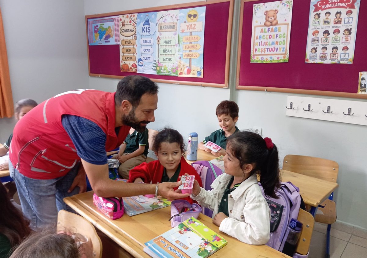 EngelsizHatay's tweet photo. Okullarında ziyaret ettiğimiz gençlerimize; Gönüllülük bilinci ve Kızılay ruhunu,​Afetlerden korunma ve temel ilk yardım bilgileri,​Sıfır atık,geri dönüşüm ve iklim değişikliğini anlattık.Bizi sevgi dolu kalpleriyle karşılayan çocuklarımıza ikramda bulunarak ağızları tatlandırdık https://t.co/JlAujpa9P9